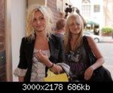 42451-alyson-and-amanda-michalka-shopping-in-bever - shopping in Beverly Hills