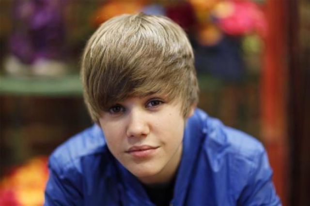 celebrity_facebook_fans_640_31 - my world justin bieber