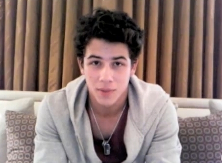 Cambio-live-chat-6-17-nick-jonas-13102001-453-334 - Screencaps