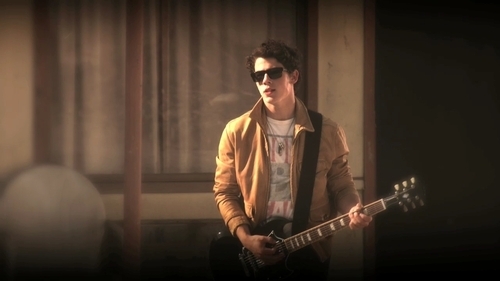 JONAS-LA-ep-4-nick-jonas-13892629-500-281 - Screencaps