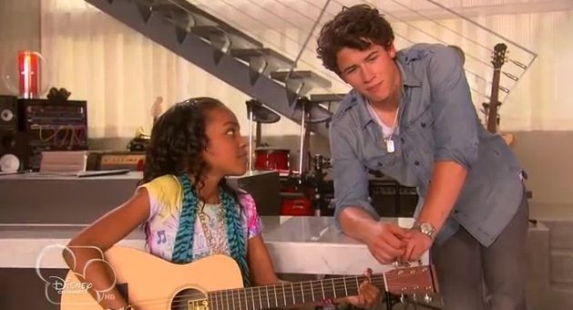 JONAS-LA-ep-5-The-Secret-nick-jonas-14404086-629-340 - Screencaps