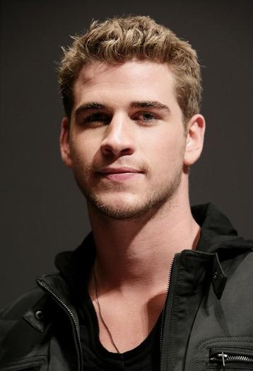 Liam_Hemsworth_; sau
