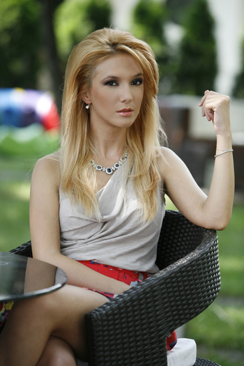 Adela Popescu (Carmen)