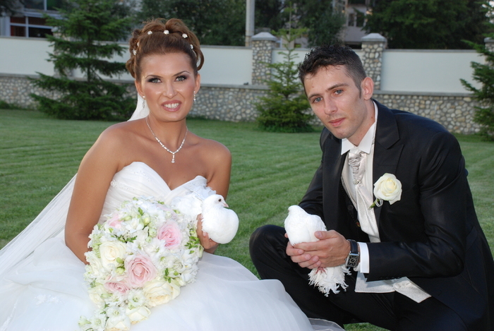 Inchiriem porumbei albi pentru nunta la cel mai mic pret !!! Tel.: 0767.509.208 - inchiriez porumbei voltati albi pentru nunta