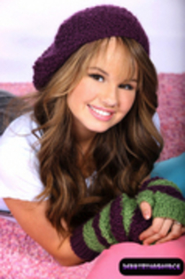  - debby ryan sedinta foto 3