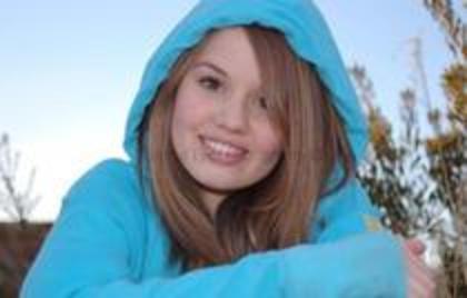  - debby ryan sedinta foto 7