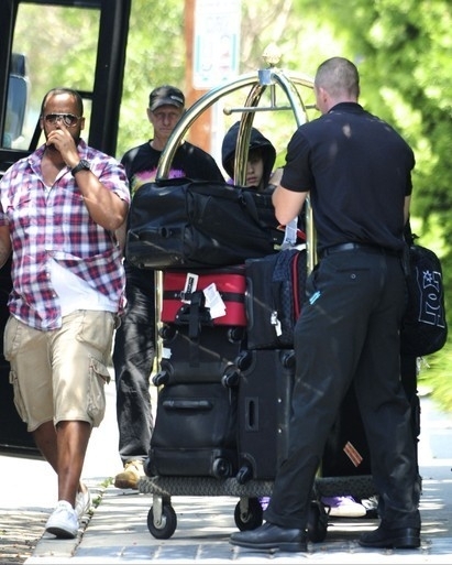  - Justin arrives on his tour from reno nv to los angeles