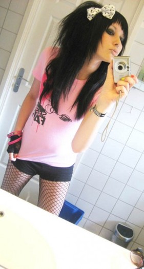 emo-girl-black-hair-with-bow