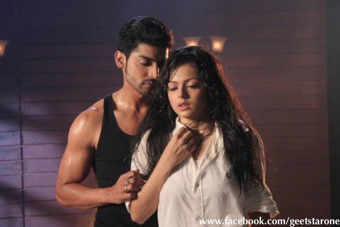 60223_156355137716483_109723285713002_397262_5364403_n - Geet-Hui Sabse Parayi