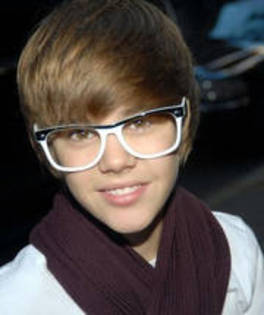 justin-bieber-glasses[2] - justin bieber