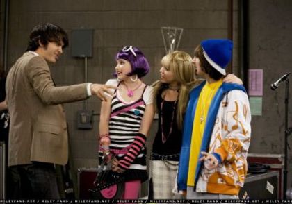 normal_2x14EverybodyWasBestFriends08 - Hannah Montana Season 2 Episodes-00
