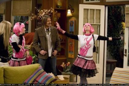 normal_2x19LillysMomsGotItGoin06 - Hannah Montana Season 2 Episodes-00