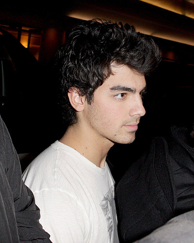 Hot-Joe-joe-jonas-9246160-400-500