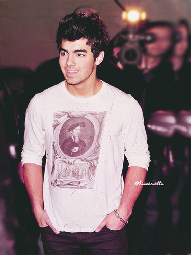 Joe-Banner-joe-jonas-9348128-375-500