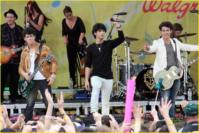 jonas-brothers-central-park-party-02