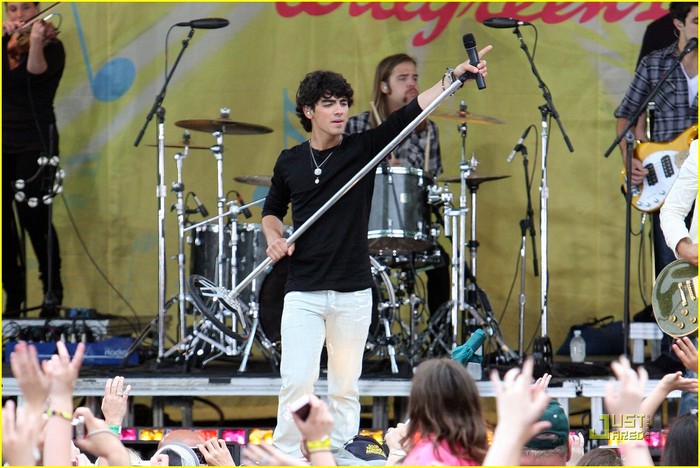 jonas-brothers-central-park-party-41