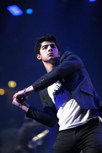 WT-Manchaster-UK-22-11-09-joe-jonas-9163134-333-500