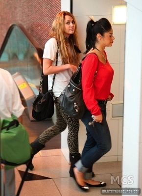 normal_miley-cyrus-010 - Miley Cyrus at Beverly Center-00