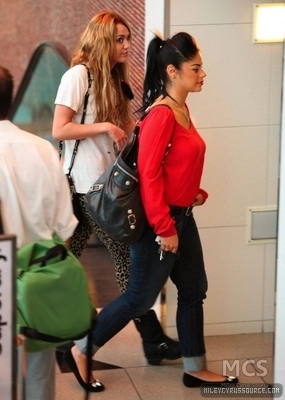 normal_miley-cyrus-012 - Miley Cyrus at Beverly Center-00