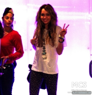normal_miley-cyrus-016 - Miley Cyrus at Beverly Center-00
