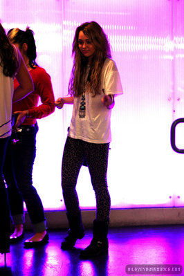 normal_miley-cyrus-018 - Miley Cyrus at Beverly Center-00