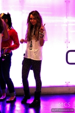 normal_miley-cyrus-022 - Miley Cyrus at Beverly Center-00