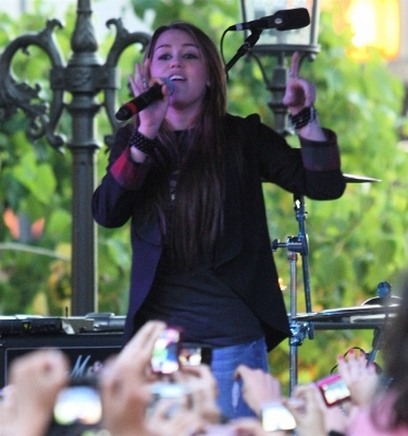 normal_06 - Mitchel Mussos Free Concert at The Grove-00