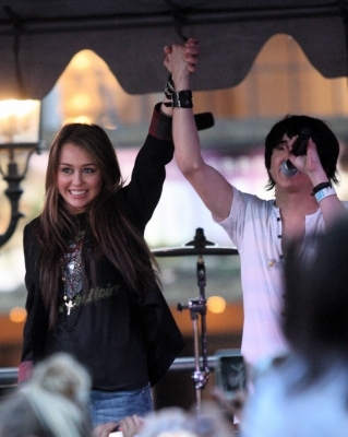 normal_07 - Mitchel Mussos Free Concert at The Grove-00