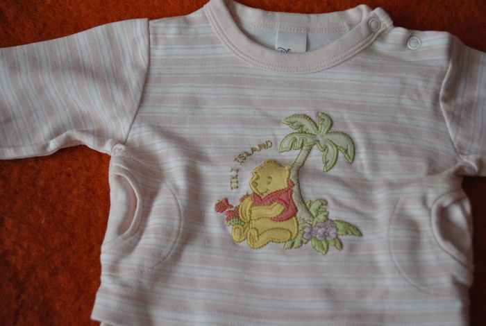 Detaliu bluza - Hainele fetitei mele 0-2 ani