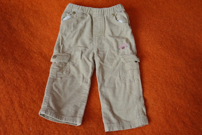 Pantaloni Izod 6-9 l - 15 lei; bumbac 100%, model catifea(raiat), 2 buzunare laterale, material subtire, stare excelenta, Canada
