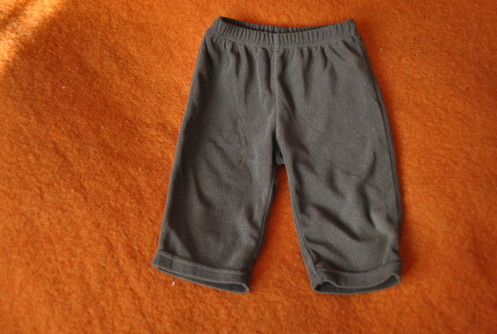 Pantaloni 9 l - 8 lei; polyester 100%, marca Carters, primiti noi, stare excelenta, merg si la 12+ luni
