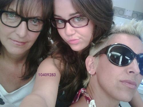 lbdb2a414176843668e1bae - Cateva poze cu Miley Cyrus
