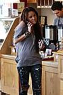 miley-cyrus_COM_CoffeeBean_9Jan2010_024