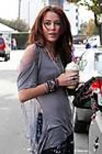 miley-cyrus_COM_CoffeeBean_9Jan2010_033