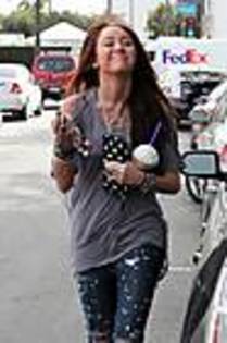 miley-cyrus_COM_CoffeeBean_9Jan2010_038 - Cateva poze cu Miley Cyrus