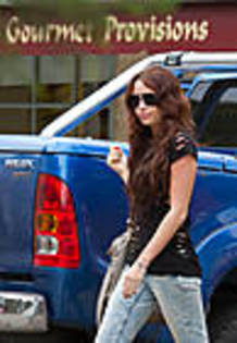 miley-cyrus_COM_PhillipsIslandAustralia_4Jan2010_31