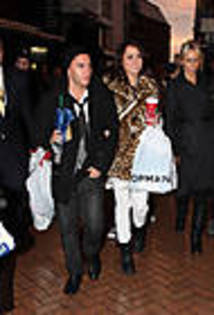 miley-cyrus_COM_StarbucksinBlackpool_7Dec2009_12