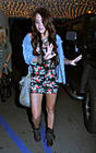 miley-cyrus_COM_StudioCity_8Jan2010_06