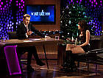 miley-cyrus_COM_TheLateLateShowinDublin_18Dec2009_01