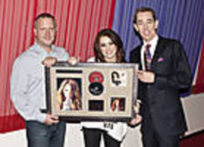 miley-cyrus_COM_TheLateLateShowinDublin_18Dec2009_03