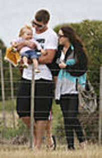 miley-cyrus_COM_VistingLiamsfamily_Australia_3Jan2010_08