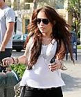 Miley-Cyrus_COM_WestHollywood_6Jan2010_017