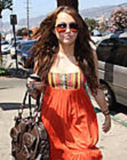 miley-cyrus_COM-burbank2009aug23-114