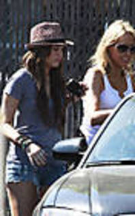 miley-cyrus_COM-burbank2009aug25-002