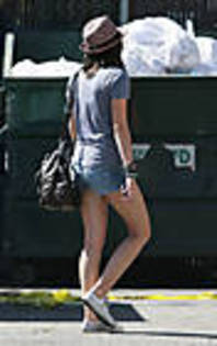 miley-cyrus_COM-burbank2009aug25-007