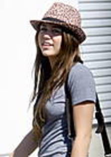 miley-cyrus_COM-burbank2009aug25-023