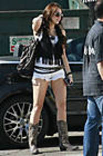 miley-cyrus_COM-burbank2009aug26-04