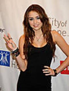 miley-cyrus_COM-cityofhopebenefitconcert-2009oct25-036