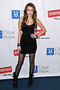 miley-cyrus_COM-cityofhopebenefitconcert-2009oct25-047