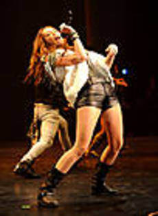 miley-cyrus_COM-cityofhopebenefitconcert-2009oct25_023